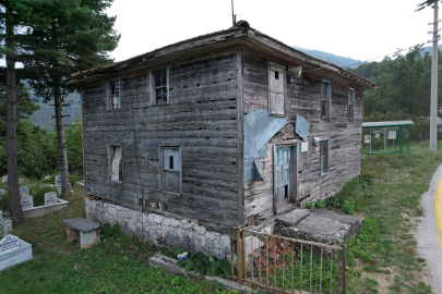 Saman ve toprak sıvalı, el boyaması 78 yıllık ahşap cami zamana yenik düşüyor