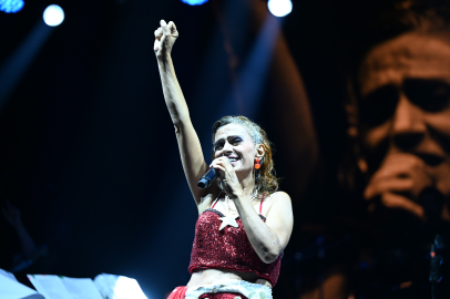 Yıldız Tilbe, İstiklal Marşı’nı 200 bin kişiyle okudu