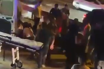 Yolun karşısına geçerken otomobil çarptı: 1'i ağır 2 yaralı