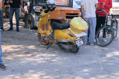 İki otomobil ile çarpışan motosiklet sürücüsü yaralandı