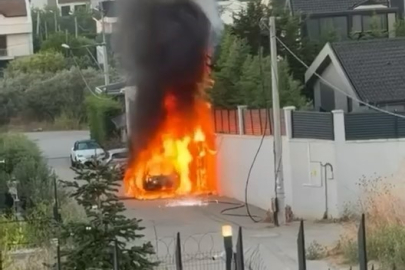 Park halindeki araç alev alev yandı