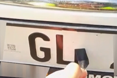 Plakada bant ile yapılan harf değişikliğine 140 bin TL ceza, 30 gün trafikten men