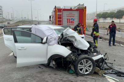 SUV araç direğe çarptı: 1 ölü, 3 yaralı