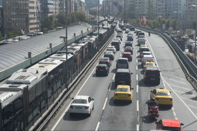 Arızalanan metrobüs yoğunluğa neden oldu