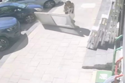 Kaldırımda yürüyen kadının üzerine PVC kapı düştü