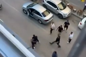 Trafik durdu, cadde ringe döndü