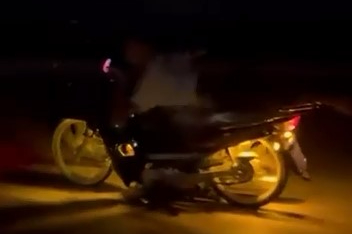 Motosikleti yatarak kullandı