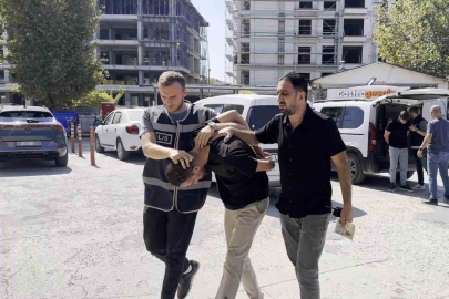Polis kılığında yaşlı kadını dolandıran 2 şüpheli tutuklandı