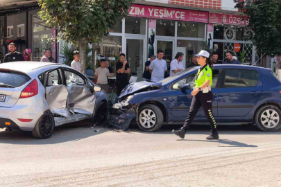 İnegöl’de iki otomobil kafa kafaya çarpıştı