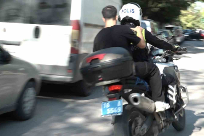 Kimliğini unutan genç için anne ve polis seferber oldu