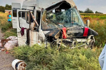 İşçileri taşıyan servis tahliye kanalına devrildi: 15 yaralı