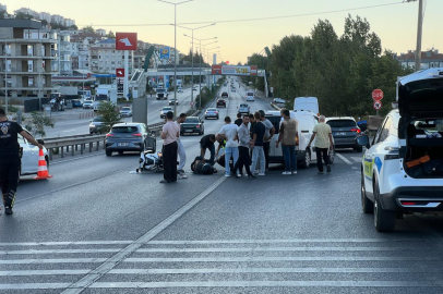 Otomobilin çarptığı genç motosiklet sürücüsü yola savruldu