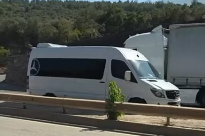 Ters şeride giren servis minibüsü tehlike saçtı