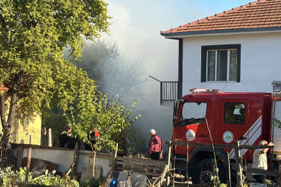 Otluk alanda çıkan yangın, 3 eve sıçradı
