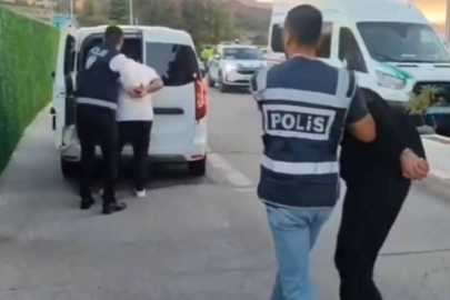 "Polis ve savcıyız" diyerek kandırdılar, altınlarla kaçarken yakalandılar