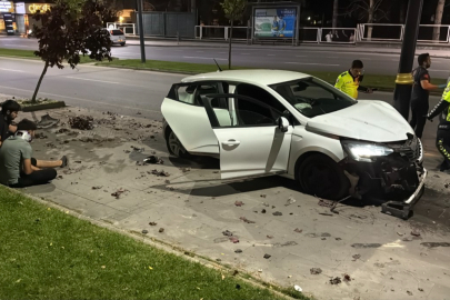 Kontrolden çıkan otomobil aydınlatma direğine saplandı: 4 yaralı