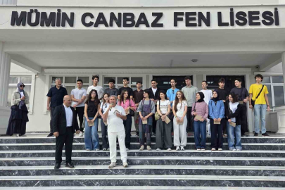Başarılı öğrencilere okullarının ilk gününde tablet ve telefon sürprizi