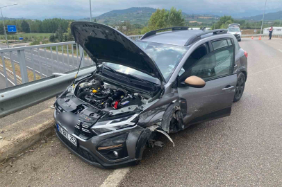 Kontrolden çıkan araç bariyerlere çarptı: 2 yaralı