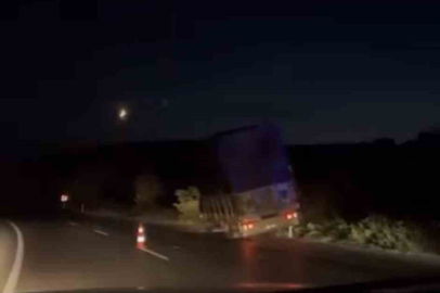 Karacabey’de kamyonet ağaçlara çarptı