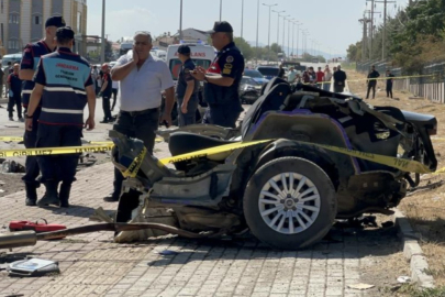 Kazada Fiat otomobil ikiye bölündü: 2 ölü, 2 yaralı