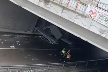 Yağış sebebiyle kontrolden çıkan tır makasladı: Sürücü yaralandı
