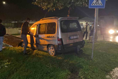 Bursa’da kontrolden çıkan araç ağaca çarptı: 2 yaralı