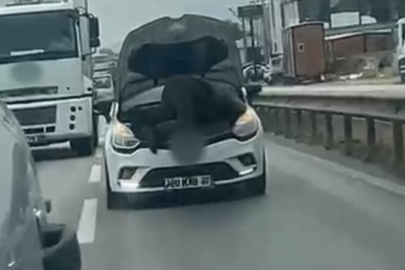Bursa’da seyir halindeki otomobilin kaputunu açarak tamir yaptı