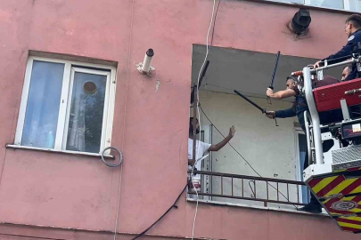 Hastaneye yatmamak için polise bıçak çekip direndi..