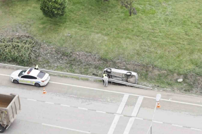 Kontrolden çıkan otomobil yoldan çıkarak yan yattı