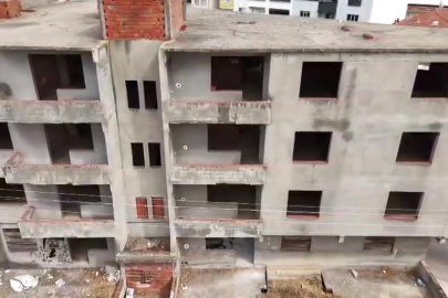 Karacabey’de 30 yıldır tamamlanmayı bekleyen bina mahalleliyi tedirgin ediyor