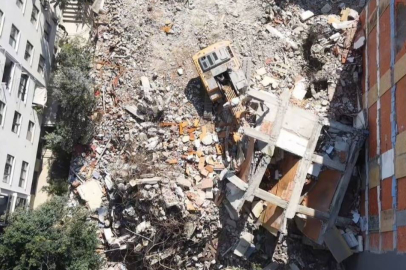 Kentsel dönüşüm yıkımında çöken beton blok iş makinesinin üzerine devrildi