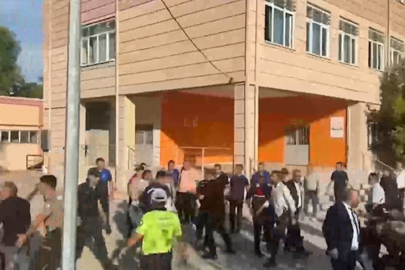 Veliler silah seslerinin yükseldiği okula akın etti
