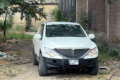 Kendini otomobile kilitleyen kadın ekiplere zor anlar yaşattı