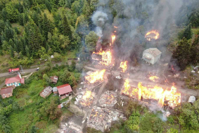 Kastamonu’daki köy yangınına müdahale sürüyor: 8 ev yanıyor