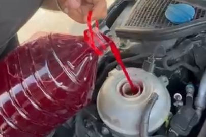 Oto tamircisi otobanda çaresiz kalınca, şalgam suyunu motor suyu olarak kullandı