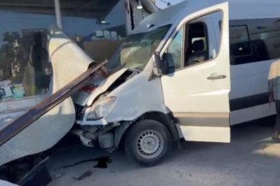 Şanlıurfa’da işçi servisi dükkana daldı: 10 yaralı