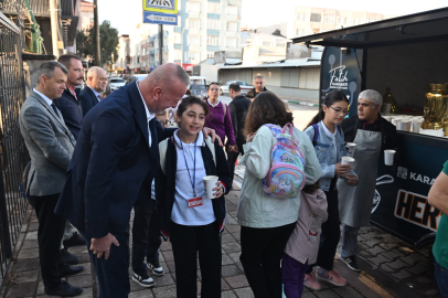 Karacabey’de “Çorba Bizden” Kampanyasına Öğrencilerden Yoğun İlgi