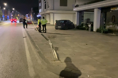 İnegöl’de kontrolden çıkan araç kaldırıma çıktı
