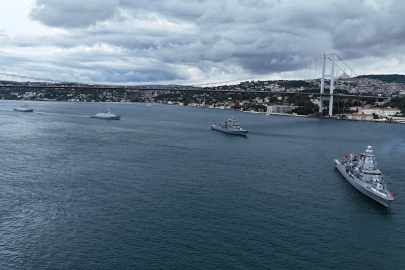 Deniz Kuvvetleri Günü’nde 15 savaş gemisi İstanbul Boğazı’ndan geçti