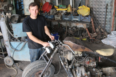 Babası ‘olmaz’ dedi o ikna etti, araba motorundan motosiklet yaptı