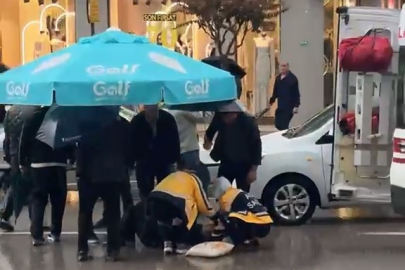 Yolun karşısına geçerken otomobil çarptı: Vatandaşlar yaralıya şemsiye tuttu