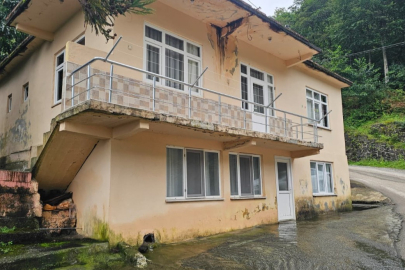 Artvin’de iki katlı evin altından çıkan su görenleri şaşkına çeviriyor