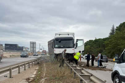 İzmir Yolu’nda Kamyon Bariyerlere Girdi