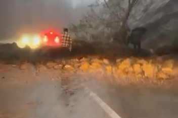 Uludağ yolunda heyelan korkuttu