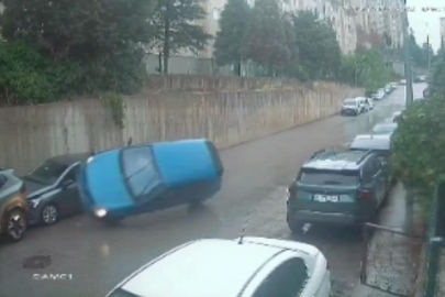 Bursa'da kontrolden çıkan otomobil park halindeki araca çarparak ters döndü: 3 yaralı