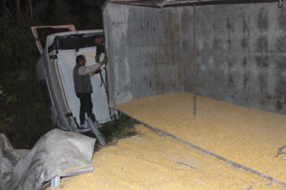 Su şişesi kazaya neden oldu: Tır devrildi, 25 ton mısır yola saçıldı