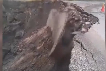 Tokat’ta sağanak sonrası köy yolu çöktü, çökme anı kamerada