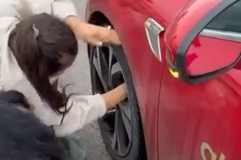 Yola atlayan kedi aracın tekerine sığındı, kurtarma anı kamerada