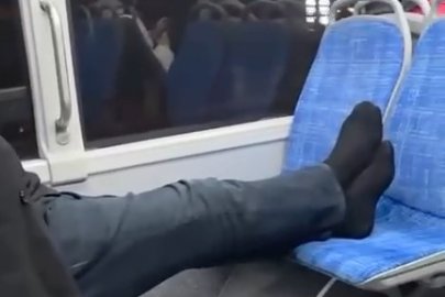 Otobüste ayakkabılarını çıkarıp seyahat etti, rahatlığı pes dedirtti
