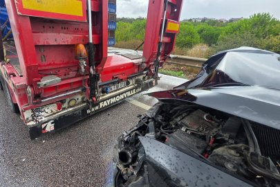 Rüzgar gülü gövdesi taşıyan tıra otomobil arkadan çarptı 4 yaralı